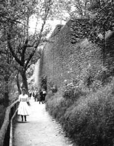 In den 1950er Jahren dienten die Burgmauern als Hintergrund für Prospektfotos.