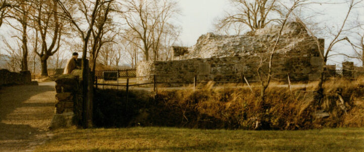 Die verfallenden Reste des Pulverturms im Jahr 1983